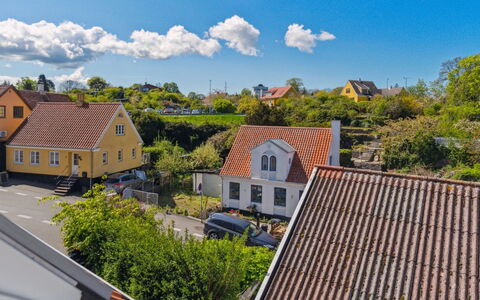 Elemine - 500M from the Sea: Dach, Haus, Zuhause, Hütte, Tür, Abstellgleis, Estate, Rasen, Garten, Veranda