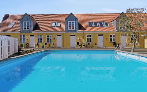 Elemine - 500M from the Sea: Dach, Haus, Zuhause, Hütte, Tür, Abstellgleis, Estate, Rasen, Garten, Veranda