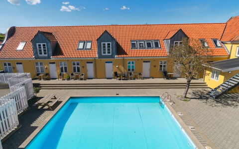 Elemine - 500M from the Sea: Dach, Haus, Zuhause, Hütte, Tür, Abstellgleis, Estate, Rasen, Garten, Veranda