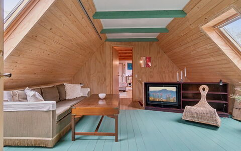 Singa - 600M from the Sea: Interior Design, Decke, Wohnung, Flooring, Möbel, Fussboden, Zimmer, Beleuchtung, Zuhause, Couch