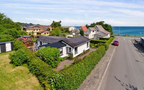 Keld - 350M from the Sea: Wohngebiet, Haus, Zuhause, Nachbarschaft, Landschaft, Dach, Vorort, Grundstueck, Küste, Menschliche Siedlung