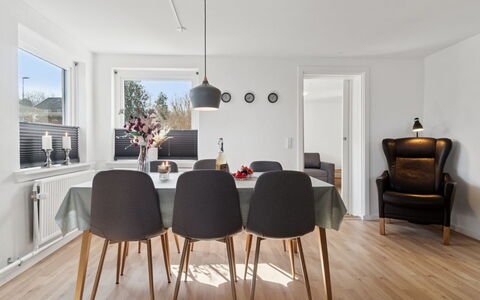 Keld - 350M from the Sea: Möbel, Interior Design, Flooring, Holz, Fussboden, Stuhl, Küche & Esszimmer Tisch, Tabelle, Decke, Esszimmer