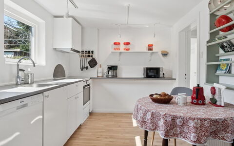 Keld - 350M from the Sea: Küche, Küchengerät, Möbel, Countertop, Interior Design, Major Appliance, Flooring, Cabinetry, Decke, Haushaltsgerät