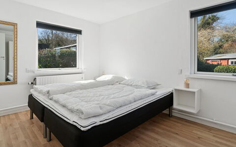 Keld - 350M from the Sea: Schlafzimmer, Bett, Holz, Interior Design, Decke, Bedding, Fussboden, Bettdecke, Flooring, Bettrahmen