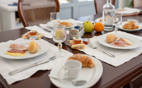 Masseria Lamagrotte By Raro Rooms: Essen, Geschirr, Servierware, Dishware, Drinkware, Tabelle, Möbel, Teller, Zutat