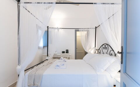 Masseria Lamagrotte By Raro Rooms: Möbel, Bett, Interior Design, Schlafzimmer, Fussboden, Textil, Bedding, Bettdecke, Flooring, Bettrahmen