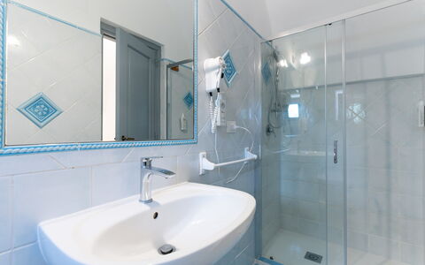Masseria Lamagrotte By Raro Rooms: Badezimmer, Armatur, Bad Sink, Interior Design, Flooring, Fussboden, Zapfhahn, Sinken, Installation, Spiegel