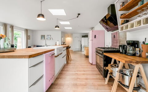 Albina - 650M from the Sea: Küche, Interior Design, Möbel, Flooring, Countertop, Holz, Küchengerät, Major Appliance, Fussboden, Decke