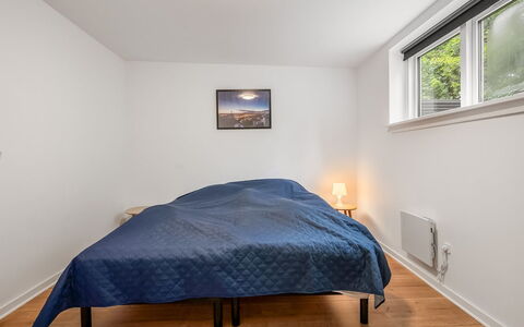 Albina - 650M from the Sea: Schlafzimmer, Holz, Interior Design, Decke, Bett, Fussboden, Flooring, Bettdecke, Zimmer, Bedding