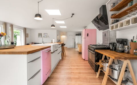 Albina - 650M from the Sea: Küche, Interior Design, Möbel, Countertop, Küchengerät, Flooring, Major Appliance, Holz, Fussboden, Decke