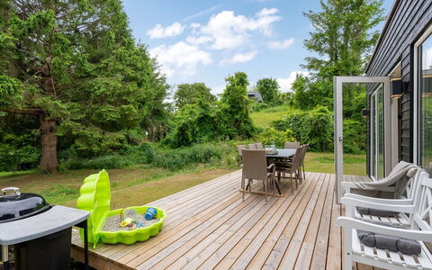 Albina - 650M from the Sea: Gras, Holz, Strauch, Garten, Grundstueck, Deck, Veranda, Hartholz, Holzbeize