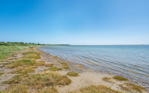 Tatianna - 100M from the Sea: Holz, Zuhause, Veranda, Deck, Hartholz, Dach, Holzbeize, Holzboden, Eco Hotel