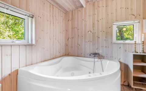 Tatianna - 100M from the Sea: Holz, Zuhause, Veranda, Deck, Hartholz, Dach, Holzbeize, Holzboden, Eco Hotel