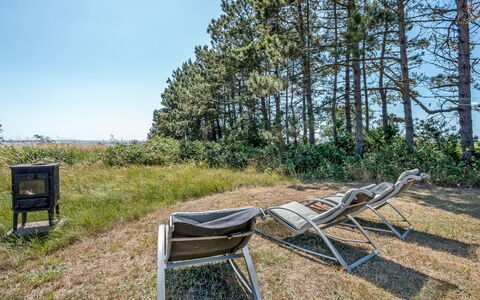 Tatianna - 100M from the Sea: Holz, Zuhause, Veranda, Deck, Hartholz, Dach, Holzbeize, Holzboden, Eco Hotel