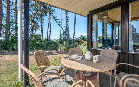 Tatianna - 100M from the Sea: Holz, Zuhause, Veranda, Deck, Hartholz, Dach, Holzbeize, Holzboden, Eco Hotel