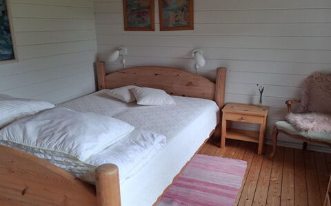 Annalia - 400M from the Sea: Möbel, Bett, Schlafzimmer, Holz, Flooring, Fussboden, Interior Design, Bettdecke, Bedding, Decke