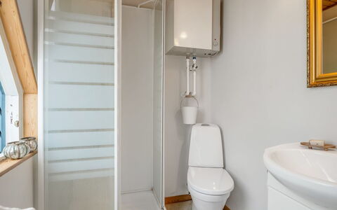 Annalia - 400M from the Sea: Flooring, Wand, Fussboden, Armatur, Holz, Interior Design, Bad Sink, Decke, Zimmer, Badezimmer