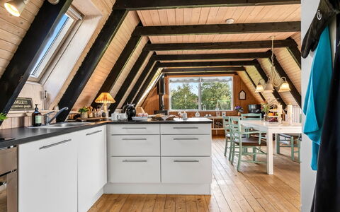 Annalia - 400M from the Sea: Holz, Flooring, Decke, Küche, Möbel, Interior Design, Dachboden, Fussboden, Stuhl, Holzboden