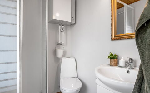 Annalia - 400M from the Sea: Toilleten Sitz, Armatur, Wand, Toilette, Flooring, Badezimmer, Fussboden, Holz, Bad Sink, Interior Design