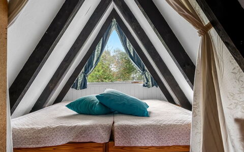 Annalia - 400M from the Sea: Holz, Linens, Schlafzimmer, Bedding, Bettdecke, Bett, Hartholz, Schatten, Natürliches Material