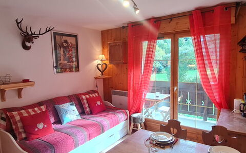 Chalets D'Or D: Möbel, Fussboden, Interior Design, Flooring, Wohnung, Stuhl, Küche & Esszimmer Tisch, Glas, Schatten, Balkon