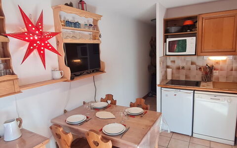 Chalets D'Or D: Möbel, Fussboden, Interior Design, Flooring, Wohnung, Stuhl, Küche & Esszimmer Tisch, Glas, Schatten, Balkon