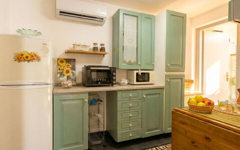 Il Girasole: Cabinetry, Möbel, Küche, Interior Design, Küchengerät, Countertop, Holz, Major Appliance, Flooring, Schrank