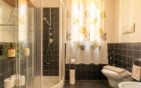 Il Girasole: Badezimmer, Interior Design, Armatur, Wand, Toilleten Sitz, Flooring, Toilette, Fussboden, Zapfhahn, Sinken