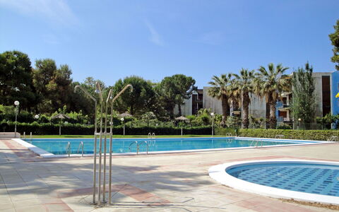 Reus Mediterrani: Himmel, Wasser, Eigentum, Pflanze, Azurblau, Baum, Schwimmbad, Schatten, Arecales, Wohngebiet