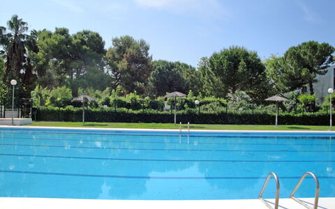 Reus Mediterrani: Himmel, Pflanze, Wolke, Wasser, Baum, Azurblau, Schwimmbad, Schatten, Rechteck, Freizeit