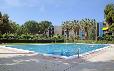 Reus Mediterrani: Wasser, Pflanze, Himmel, Schwimmbad, Baum, Wolke, Schatten, Freizeit, Gras, Rechteck