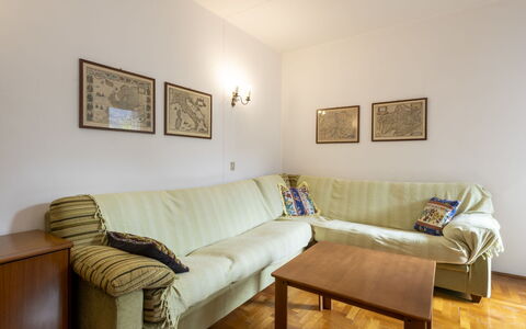 Monte Livrio: Möbel, Couch, Wand, Interior Design, Flooring, Holz, Fussboden, Zimmer, Wohnzimmer, Bilderrahmen