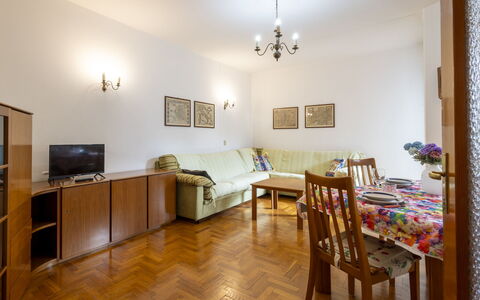 Monte Livrio: Flooring, Interior Design, Fussboden, Möbel, Holz, Couch, Decke, Zimmer, Wohnzimmer, Beleuchtung