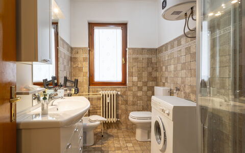 Monte Livrio: Wand, Flooring, Armatur, Fussboden, Badezimmer, Interior Design, Toilleten Sitz, Installation, Toilette, Zapfhahn