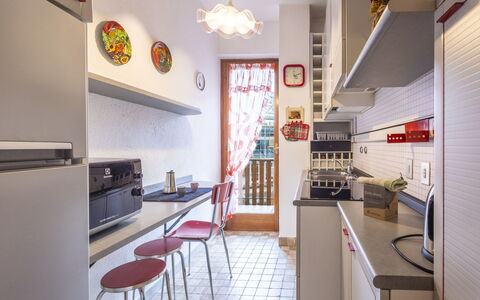 Monte Livrio: Küche, Major Appliance, Küchengerät, Countertop, Interior Design, Möbel, Flooring, Herd, Wohnung, Fussboden
