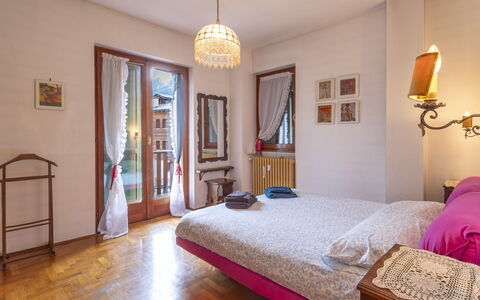 Monte Livrio: Bett, Interior Design, Möbel, Schlafzimmer, Holz, Fussboden, Bettdecke, Bedding, Flooring, Zimmer