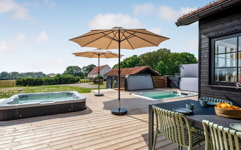 Adia - 650M from the Sea: Estate, Schatten, Auffahrt, Bauernhaus
