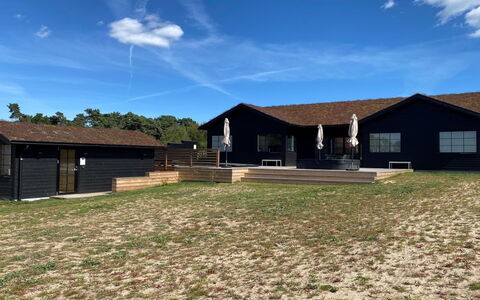 Adia - 650M from the Sea: Estate, Schatten, Auffahrt, Bauernhaus