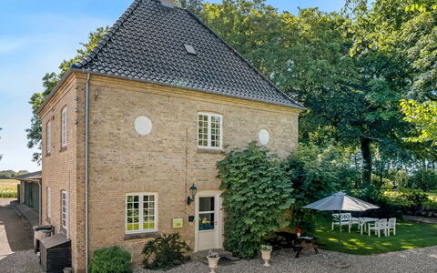 Iivo - 1.3Km from the Sea: Haus, Strauch, Dach, Zuhause, Tür, Hütte, Estate, Schiebefenster, Garten, Bauernhaus