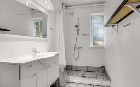 Iivo - 1.3Km from the Sea: Armatur, Flooring, Wand, Interior Design, Fussboden, Badezimmer, Sinken, Decke, Installation, Zapfhahn