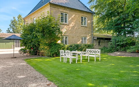 Iivo - 1.3Km from the Sea: Haus, Strauch, Dach, Zuhause, Hütte, Garten, Estate, Bauernhaus, Rasen, Landscaping