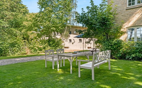 Iivo - 1.3Km from the Sea: Möbel, Gartenmöbel, Strauch, Stuhl, Garten, Schatten, Ground, Tisch Im Freien, Rasen, Hinterhof