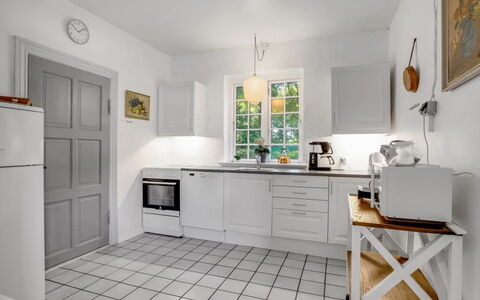 Iivo - 1.3Km from the Sea: Flooring, Küche, Interior Design, Küchengerät, Fussboden, Major Appliance, Countertop, Möbel, Cabinetry, Haushaltsgerät