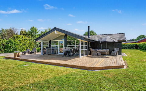 Frederikke - 875M from the Sea: Dach, Zuhause, Hütte, Schatten, Estate, Veranda, Landscaping, Rasen, Bauernhaus, Design