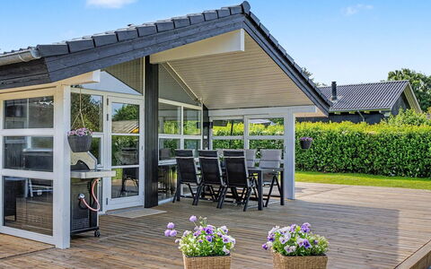 Frederikke - 875M from the Sea: Veranda, Tür, Schatten, Hütte, Deck, Gartenmöbel, Outdoor Struktur, Terrasse, Markise, Garten