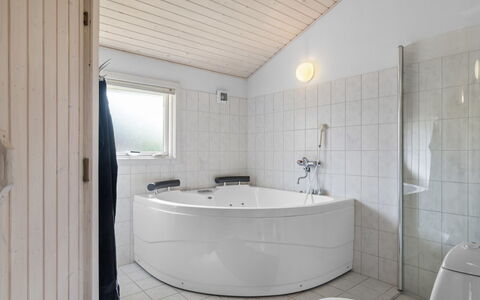 Frederikke - 875M from the Sea: Flooring, Armatur, Fussboden, Interior Design, Decke, Badezimmer, Badewanne, Installation, Zapfhahn, Verbundwerkstoff