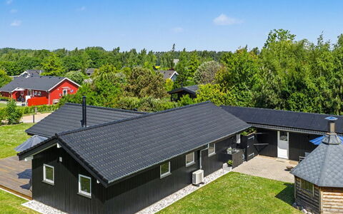 Frederikke - 875M from the Sea: Dach, Hütte, Garten, Garten, Estate, Rasen, Gartenbauten, Abstellgleis, Bauernhaus, Landscaping
