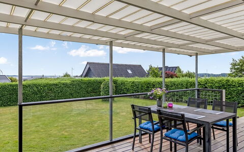 Nielsine - 250M from the Sea: Gartenmöbel, Möbel, Schatten, Verbundwerkstoff, Tisch Im Freien, Metall, Glas, Garten, Outdoor Struktur, Terrasse