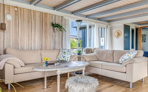 Nielsine - 250M from the Sea: Möbel, Interior Design, Flooring, Holz, Fussboden, Decke, Couch, Zimmer, Wohnzimmer, Zuhause