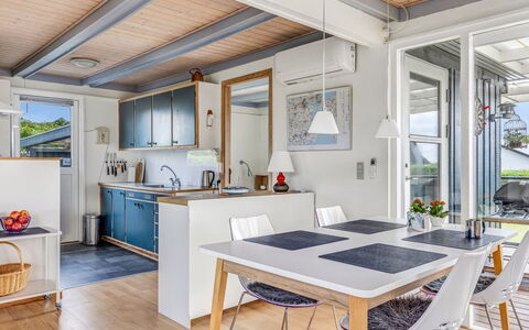 Nielsine - 250M from the Sea: Holz, Flooring, Interior Design, Möbel, Decke, Küche, Küche & Esszimmer Tisch, Holzboden, Stuhl, Hartholz